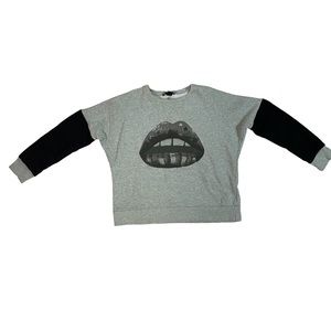 Pullover with lips